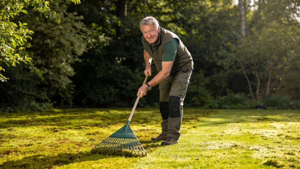 Alan Titchmarsh jure par ce rituel du 1er avril pour une pelouse sans mousse et vraiment dense