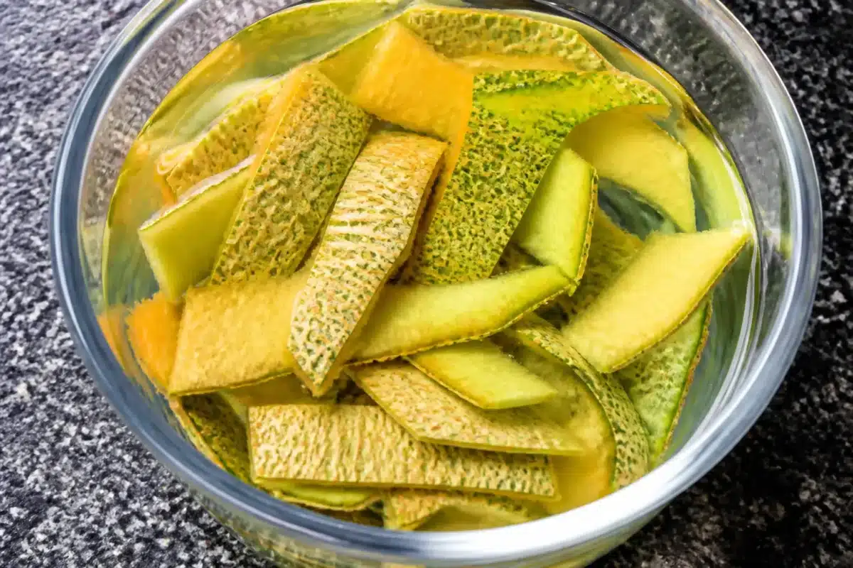 Ecorces de melon dans un recipient d'eau translucide