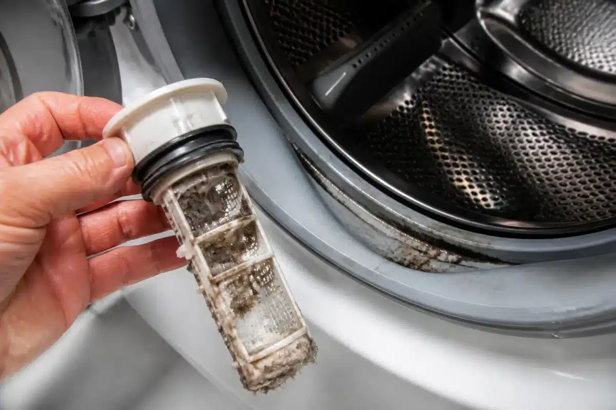 Filtre encrassé et joint moisi de lave-linge