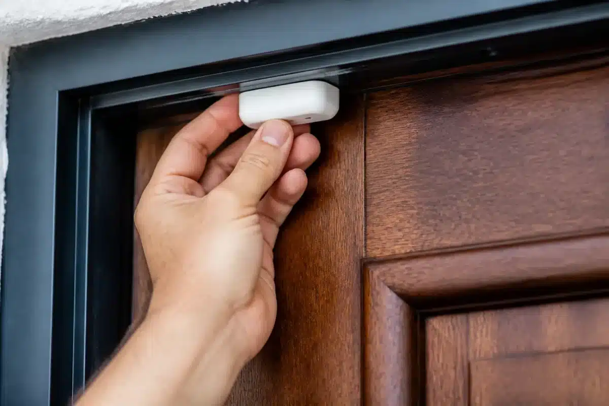 Main detectant courant air sous encadrement porte exterieure