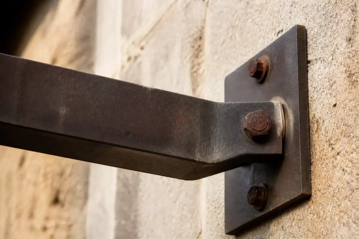 Vis rouille et support metal fixe mur facade