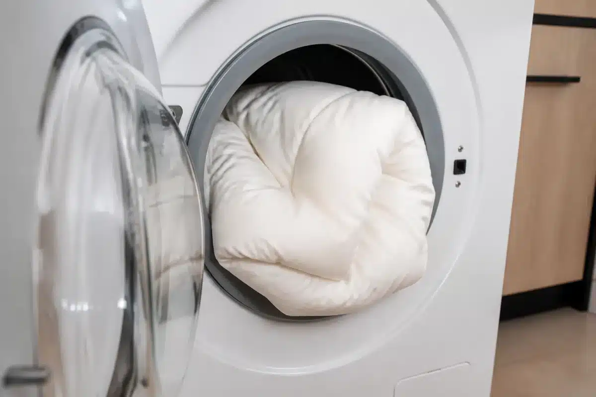 Machine a laver avec couette synthetique blanc pale