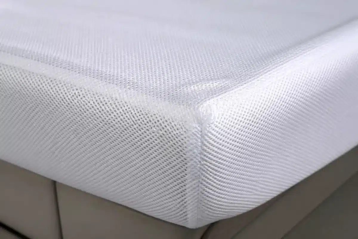Housse de protection respirante laissant evaporer humidite interieure