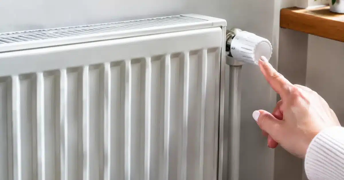 Radiateur inactif avec main pointant vers boutons de contrôle