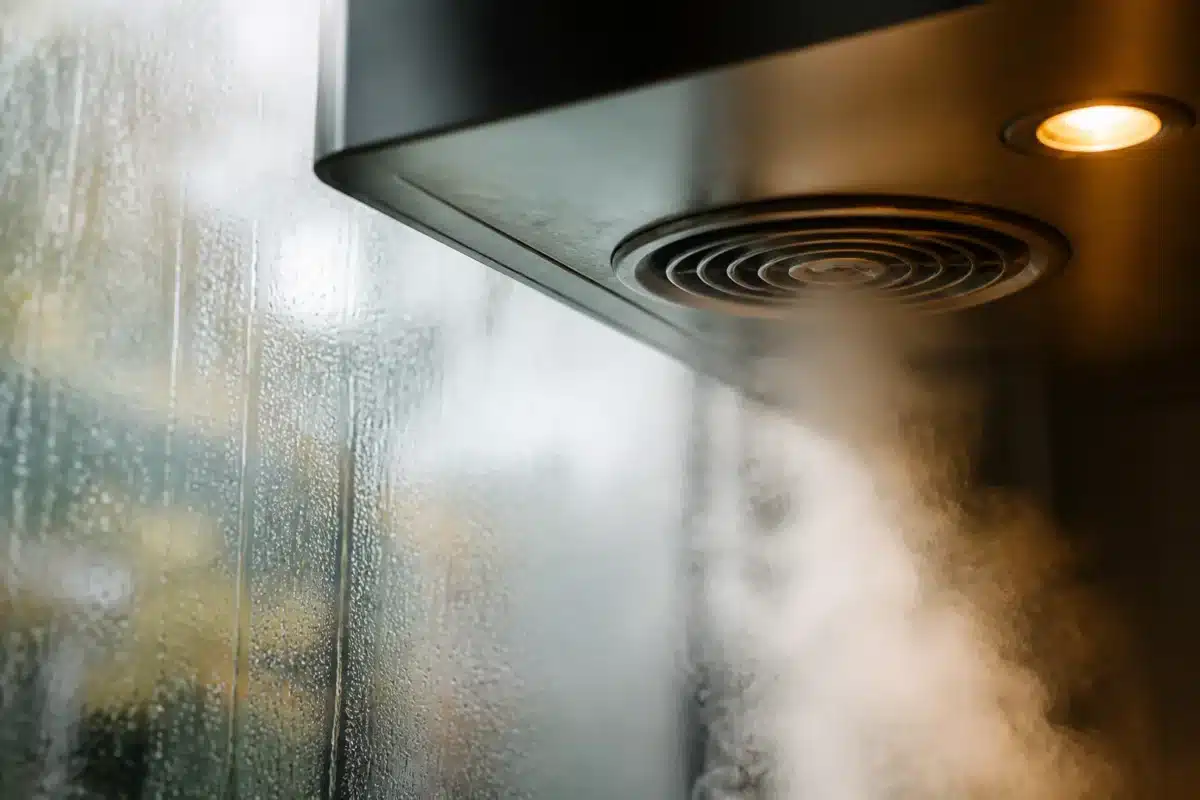 Bouche extraction cuisine avec condensation fenetre visible derriere