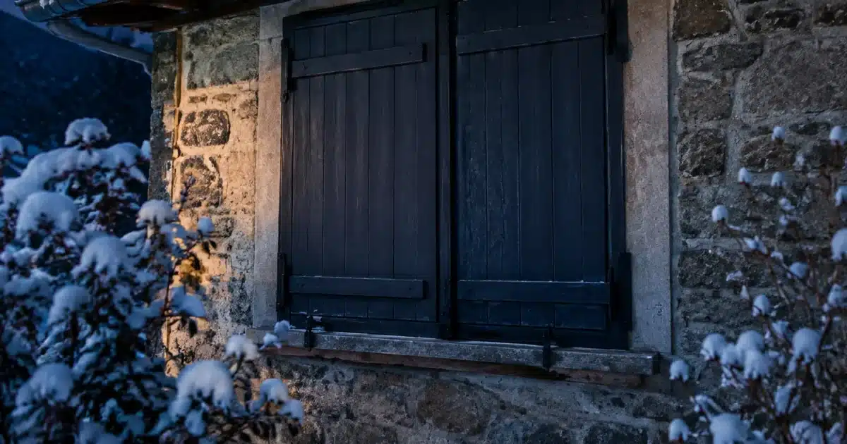 Volets fermes sur fenetre de maison par temps froid nocturne